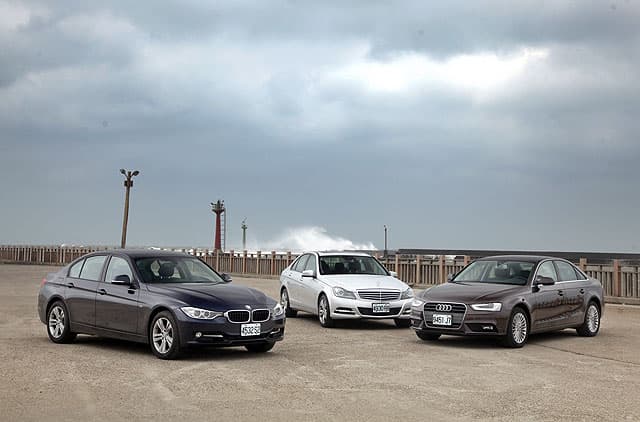 德系三强对比评测：宝马320i、奥迪A4、奔驰C200的操控与动力解析