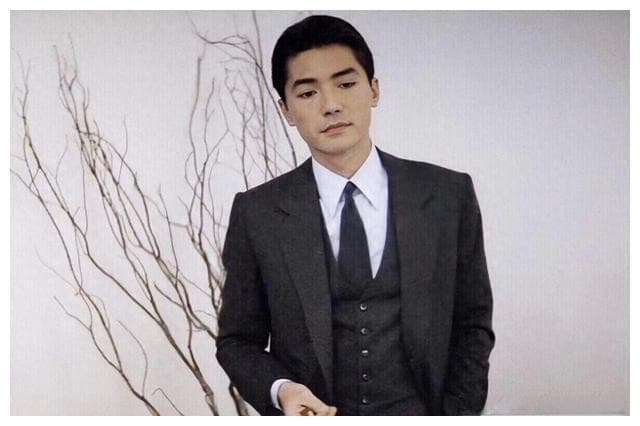 尊龙：从孤儿到“亚洲第一美男”的传奇人生