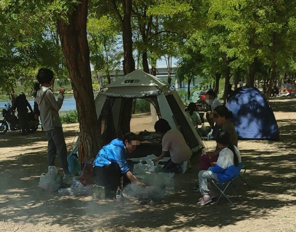 烧烤随处见、孩子坐河边……郊野露营，风险不可小觑