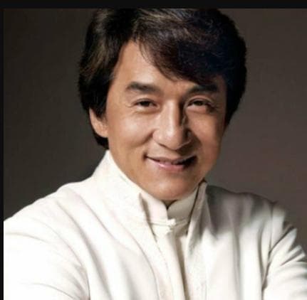 "拍拍身上的灰尘"出自成龙经典歌曲《壮志在我胸》