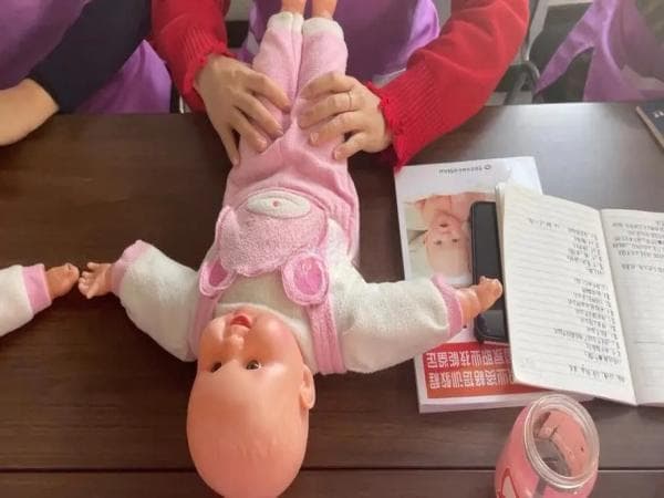 新生儿抚触七个步骤口诀请收好，新手妈妈也能熟练掌握