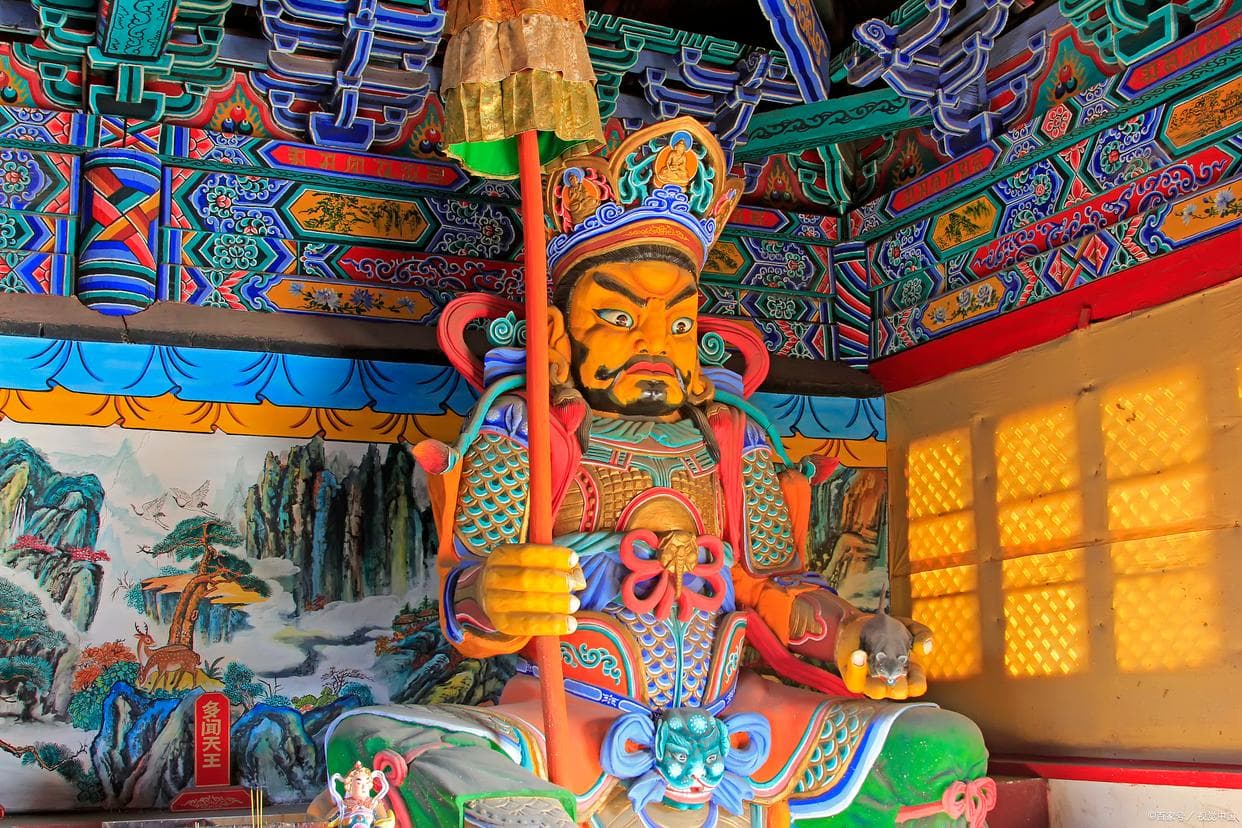 金山寺：《白蛇传》中的白娘子和法海斗法的寺庙