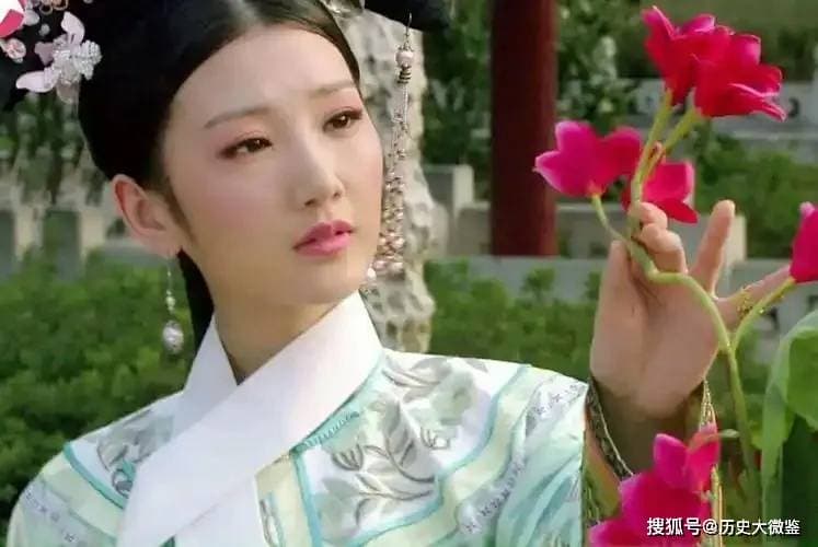 “手如柔荑”中的“荑”字：正确读音与诗意解读