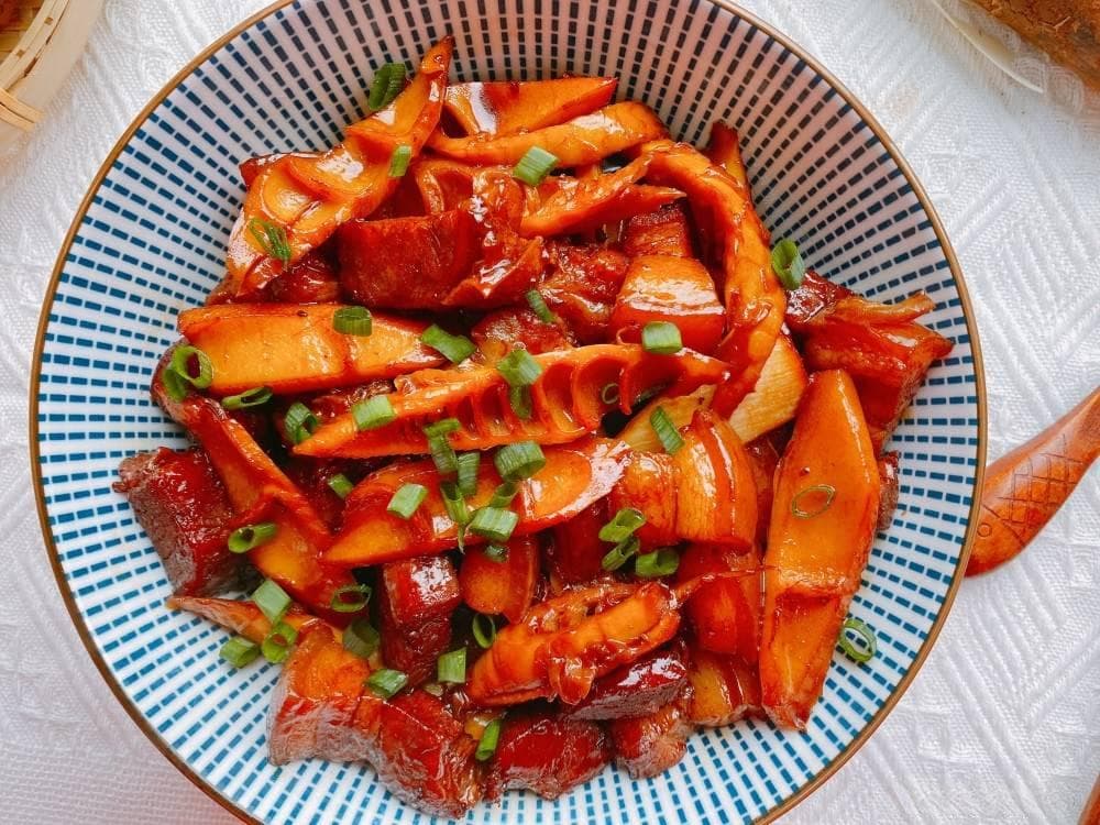竹笋红烧肉的家庭制作方法：笋鲜肉香，食之不腻