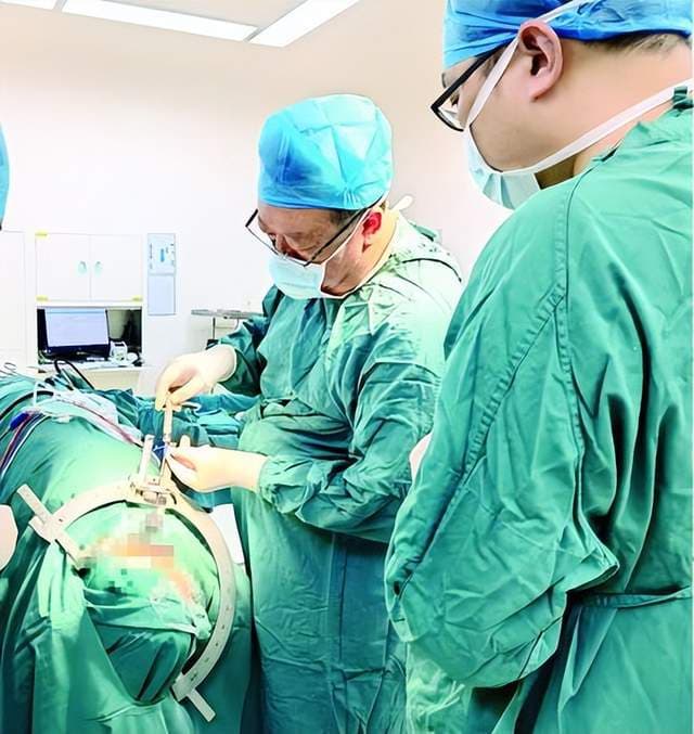 烟威首例！威海市立医院成功完成一例脑干出血穿刺引流术 术中抽吸暗黑色血肿约5毫升