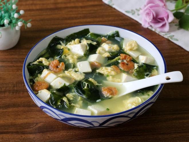 裙带菜豆腐汤：一道营养丰富的家常美味