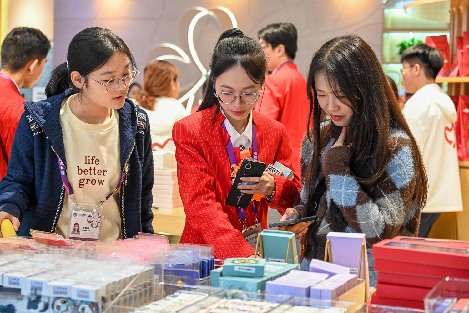 进博“新”秀：新品发布数再创新高，前沿科技产品扎堆亮相
