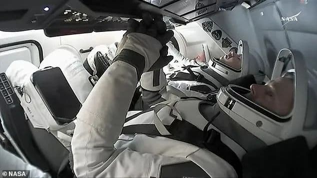 欢迎回家！美国滞留太空9个月的宇航员，被Space X龙飞船接回来了