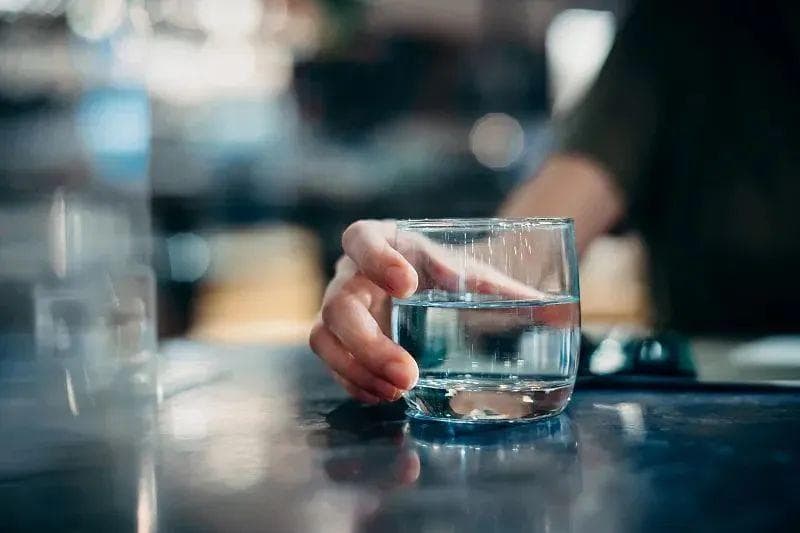 “多喝水”真的有用！最新研究显示：多喝水有助于减肥、治疗肾结石……