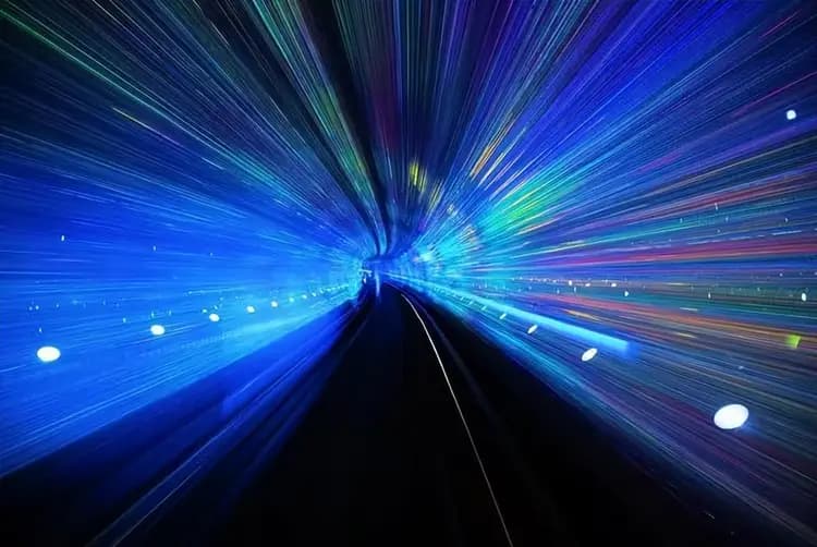 宇宙膨胀速度远超光速，违反相对论中的光速限制吗？