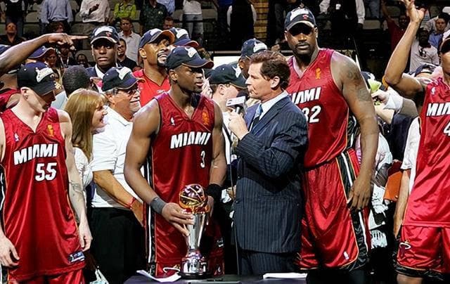 NBA经典时刻：韦德砍下35+8+4夺冠，奥尼尔斩获数据之战