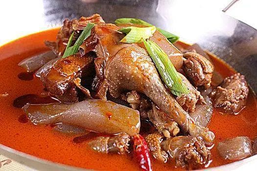萝卜干焖鸭肉：小火慢焖30分钟，鸭肉嫩滑入味