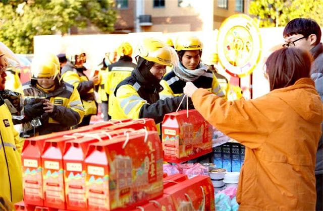 年夜饭外卖小哥送到家，各种春节保障措施跟上