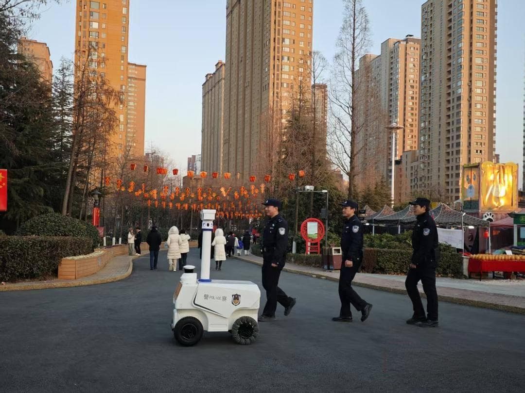 警用巡逻机器人“小高警官”上岗了，还帮忙找到个走失小孩