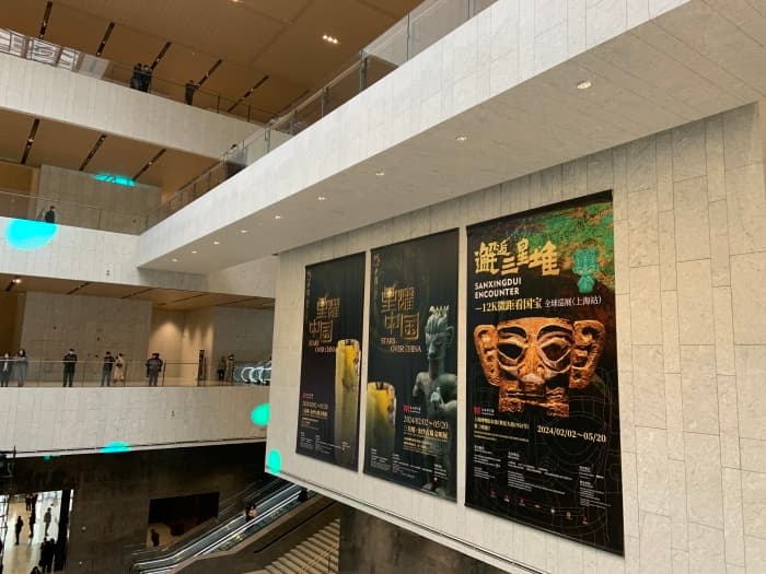 上海博物馆东馆开馆：3600年青铜文明展与三星堆文物同台