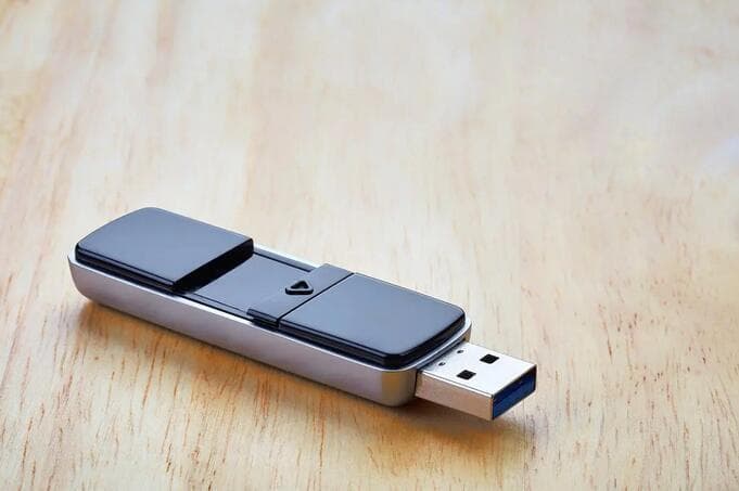 U盘存了东西却显示没有文件怎么办？原因分析与解决方案