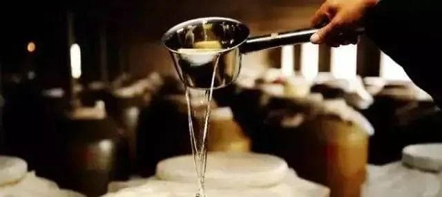 勾兑酒与发酵酒的区别：为什么勾兑酒不如纯粮酒受欢迎？