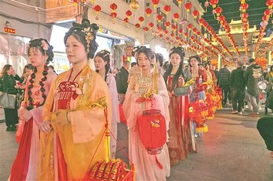 花灯、汉服、春节巡游……非遗点"靓"潮州古城