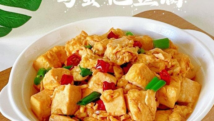 嫩豆腐裹金黄蛋液，这样做口感嫩滑入味