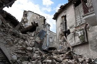 唐山大地震：历史的瞬间与地震级别的深度解读