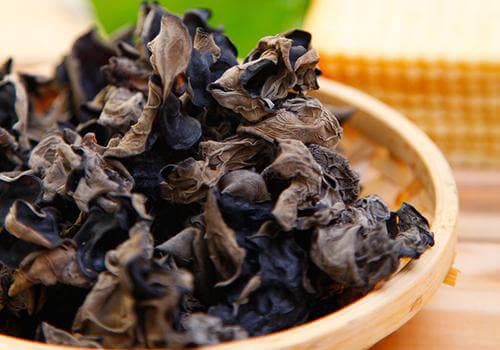 木耳过期了还能吃吗？食用过期木耳的危害及储存方法