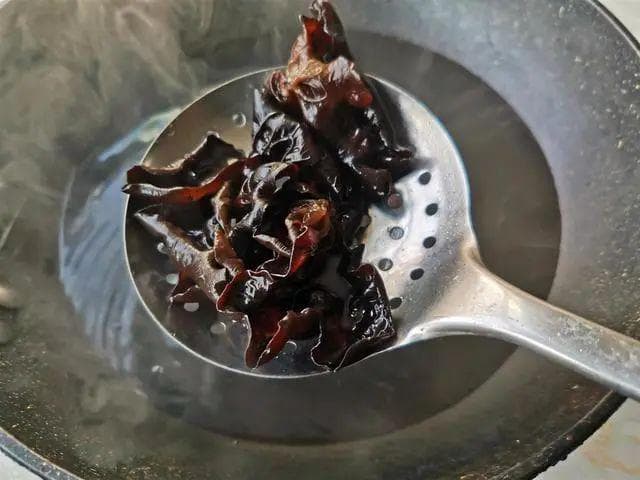木耳不焯水直接炒能吃吗？木耳直接炒有风险！