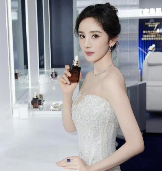 杨幂活动现场人气爆棚，粉丝热情高涨，展现无敌魅力