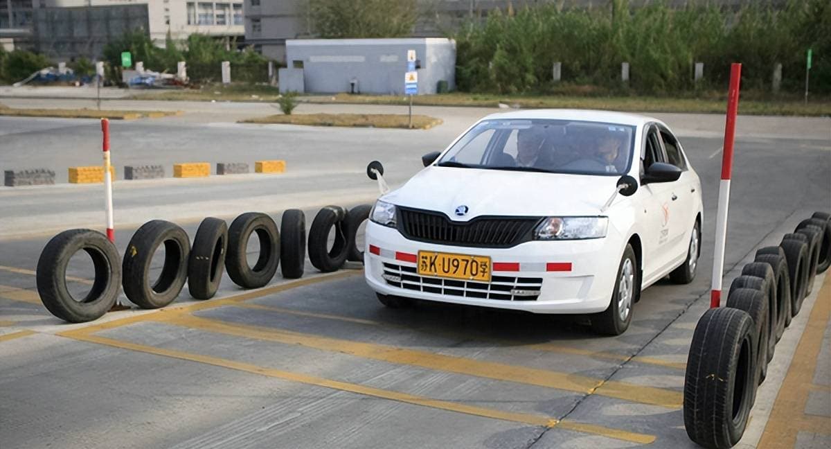 “半联动”到底伤不伤车？教练讲出实情：别等到换离合才知道错！