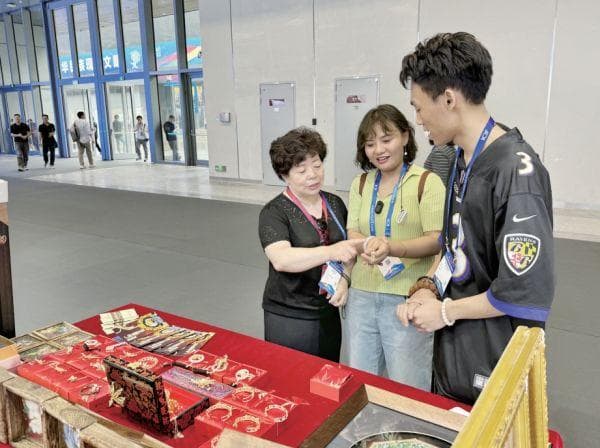 广府金绣第八次亮相文博会 推广肇庆文化特色 学习交流各地传统工艺