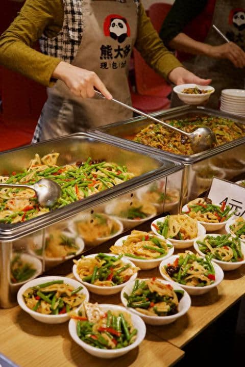 “熊大爷”社区食堂出圈，以邻里温暖构建和谐家园