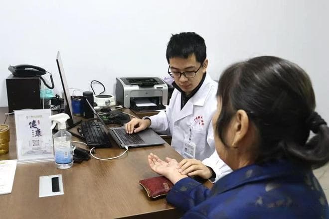 “大量喝水”是错的？医生警告：老年人，喝水应该尽量注意这几点