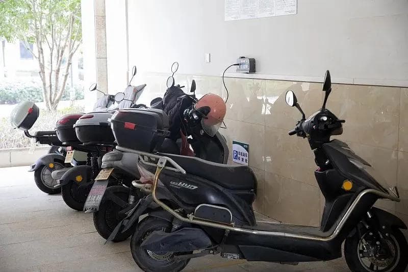 电动自行车，到底该怎么停才安全？