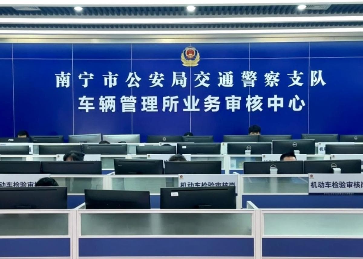 @广大驾驶员  逾期未换证、车辆逾期未年检后果很严重