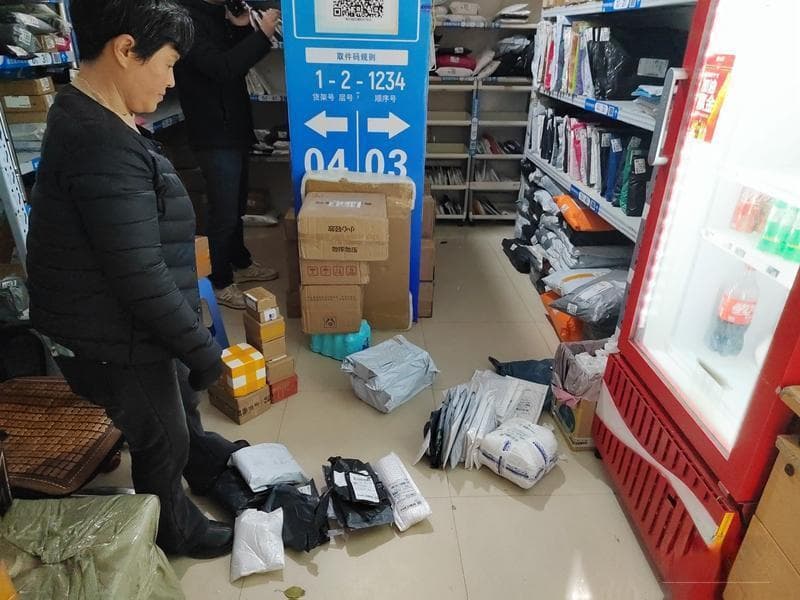 “快递送上门”新规实施一年，你的包裹送到家门口了吗？