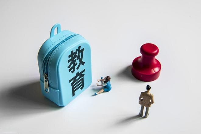 罚学生站20分钟，教师道歉赔偿1000元，网友：影响同学的受教育权