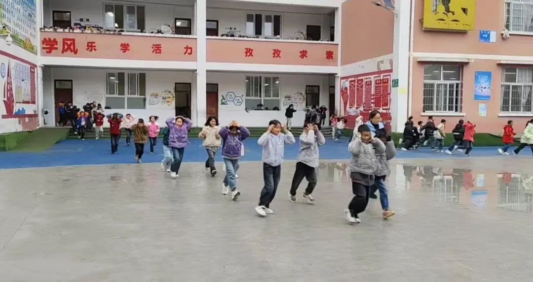 紧绷安全弦！关岭多所中小学开展防震逃生演练