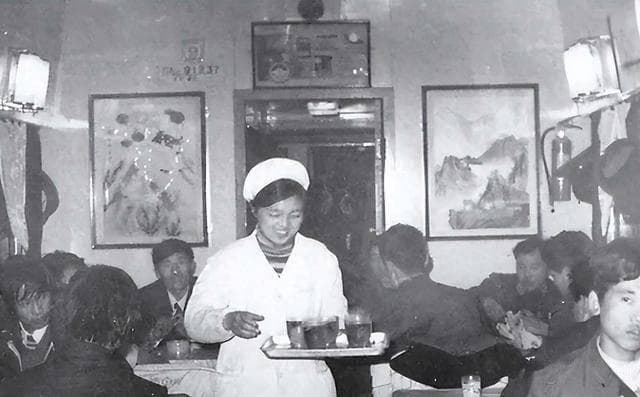 八十年代的火车上，泡面未红火，乘客们一般吃什么？