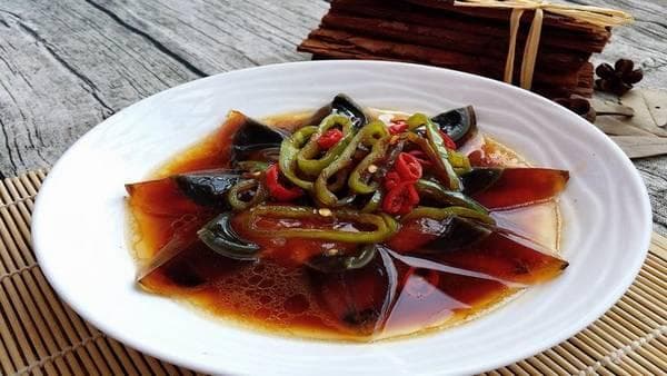 高血压患者能吃皮蛋吗？专家解读：这类人群需谨慎食用