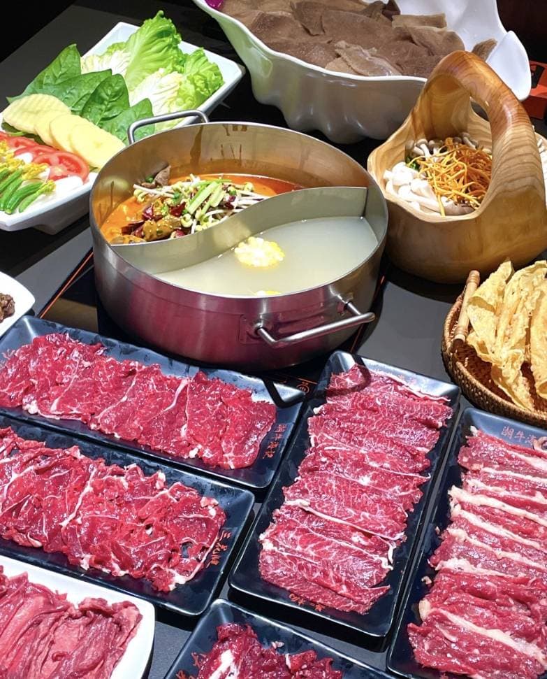 潮汕牛肉火锅：现宰现切的黄牛肉，肌红蛋白凝结成大理石纹的口感密码
