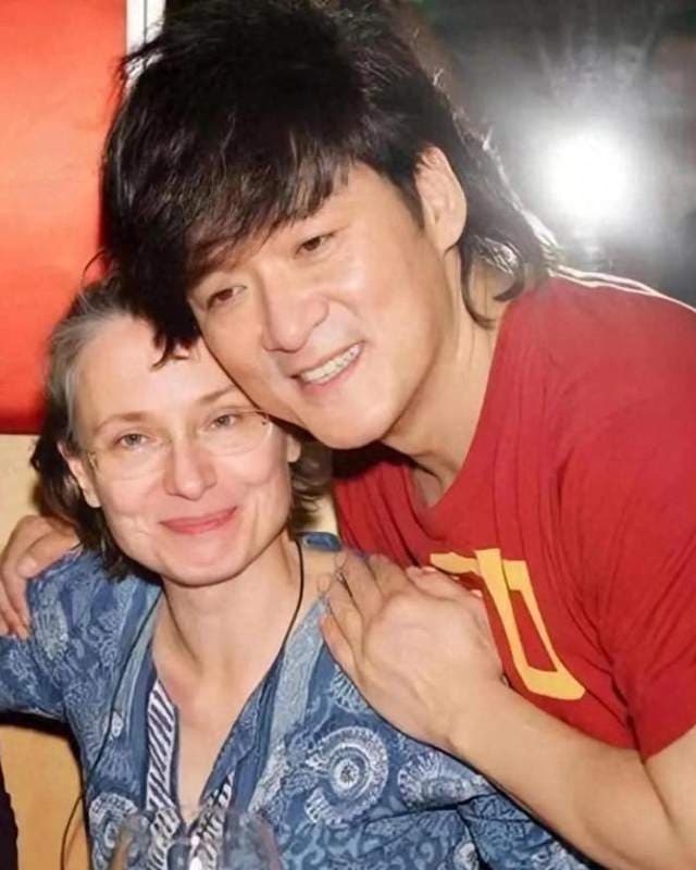 不被看好的爱情，他人笑周华健和老婆像母子，周华健却宠了她38年