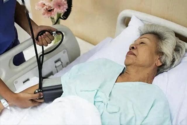 上了年纪老是生病？提醒：60岁后，多补充3种维生素，提高免疫力
