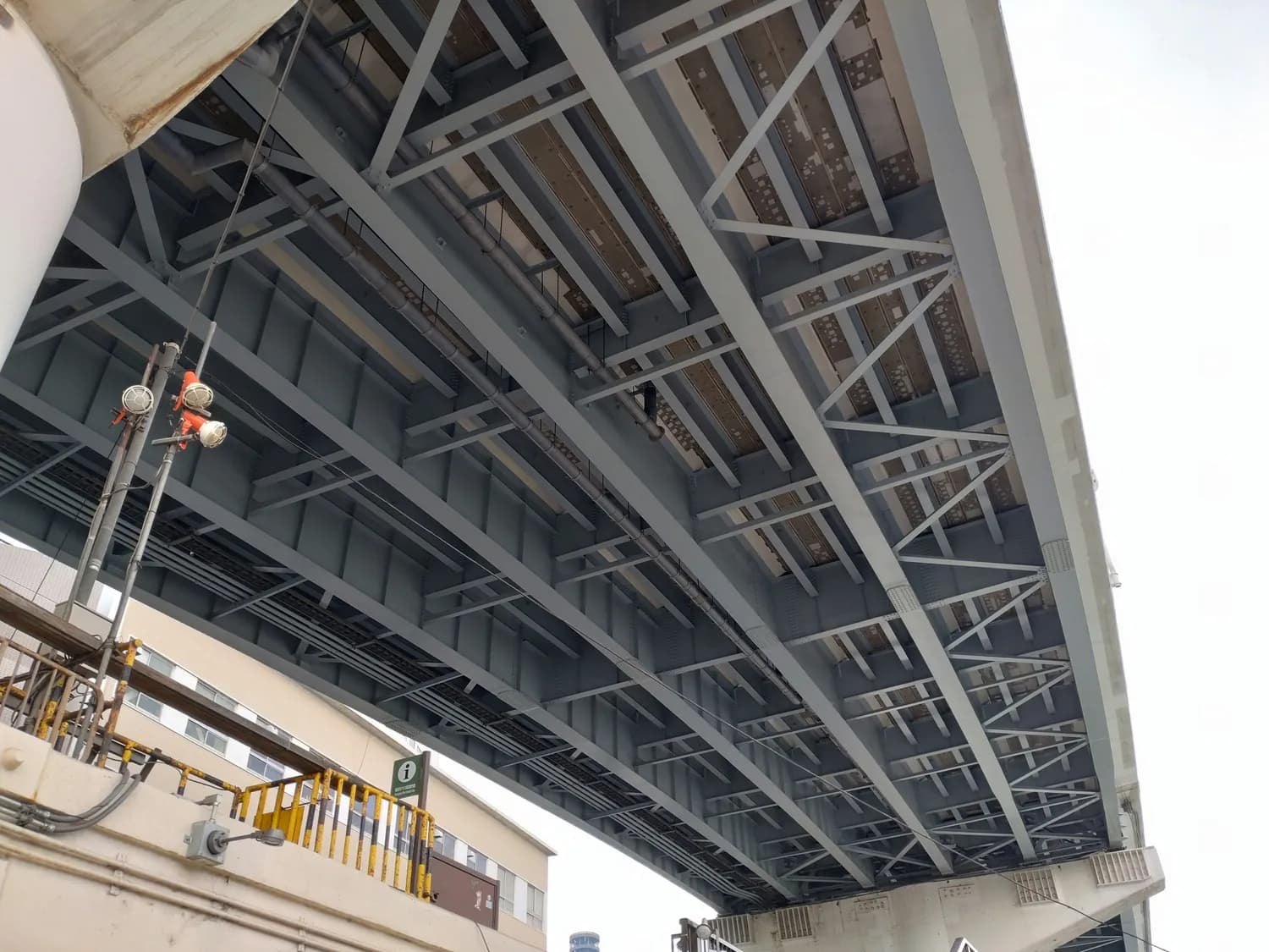 新型建材让桥梁更耐用！