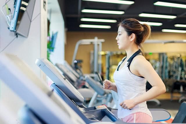 跑步机减肥全攻略：速度和坡度哪个更利于减肥？