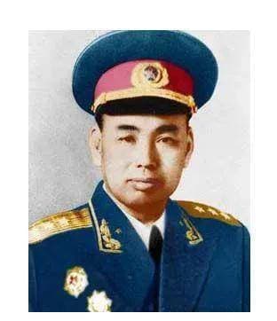 前线回来的27军军长在街上遇到歹徒挑衅，将军说：你算撞对人了？