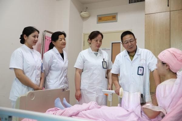 29周早产宝宝查出脑室出血 医生挑战高难度毫厘之间精准手术