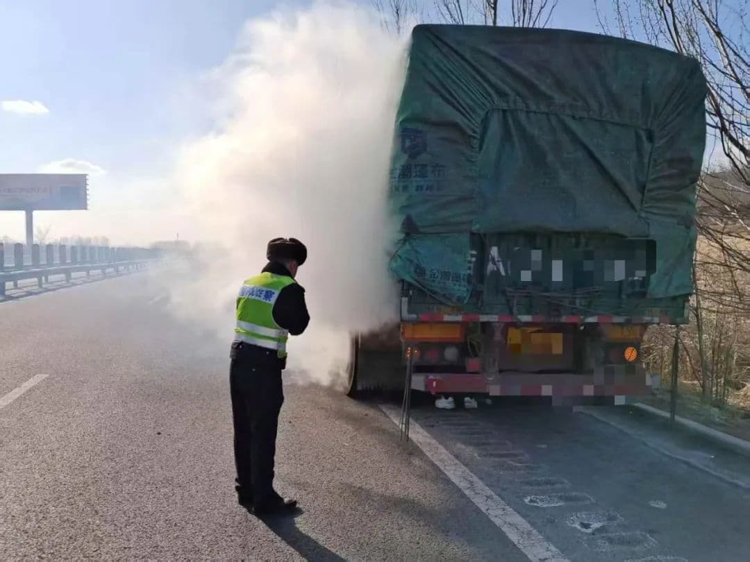 轮胎着火又爆炸 民警化身“消防战士”保障道路财产安全
