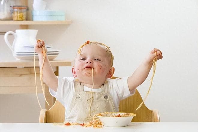 孩子总爱扔东西？家长别急着制止，教你4招正确引导