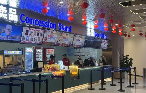 春节档票房破纪录超80亿元：下沉市场崛起，但这些电影撤档了