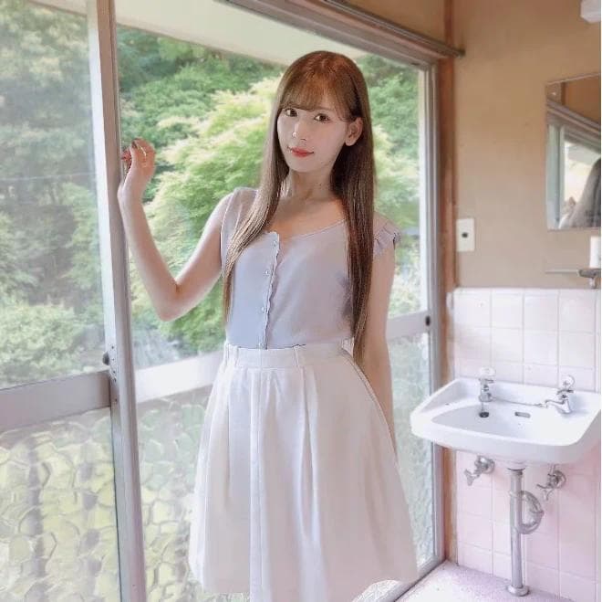 明里䌷：从清纯美少女到时尚新星的蜕变之路