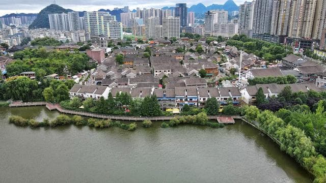 六盘水有一座江南水乡式的古镇，一城山色半城湖，果真是避暑胜地